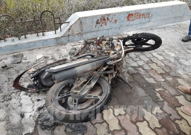 Chiếc xe mô tô bị thiêu rụi hoàn toàn (Ảnh: Báo Hải Dương).