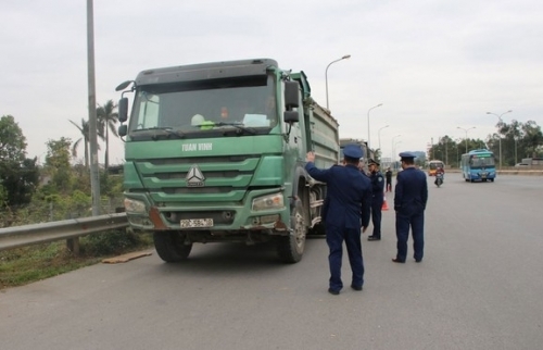 Xử phạt nghiêm các phương tiện quá tải lưu thông qua cầu Thăng Long