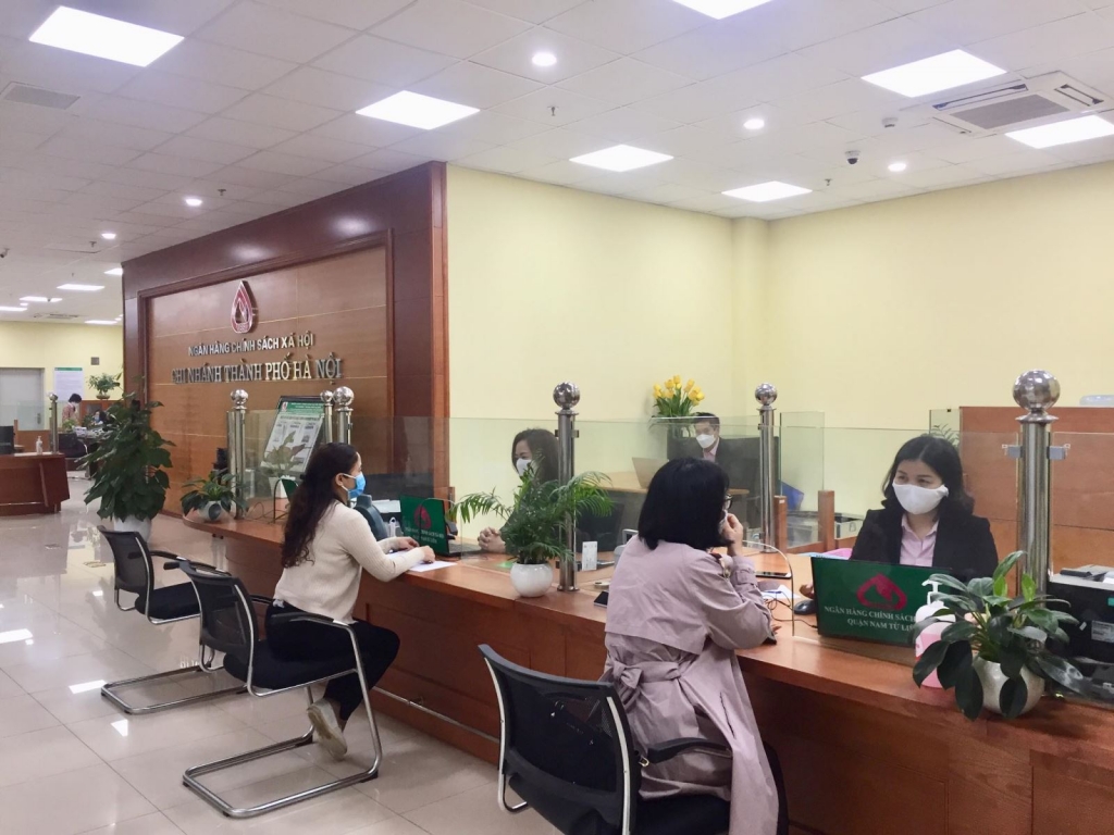 Cán bộ Chi nhánh Ngân hàng Chính sách xã hội thành phố Hà Nội rà soát các trường hợp được hỗ trợ vay vốn. Ảnh: TTXVN.