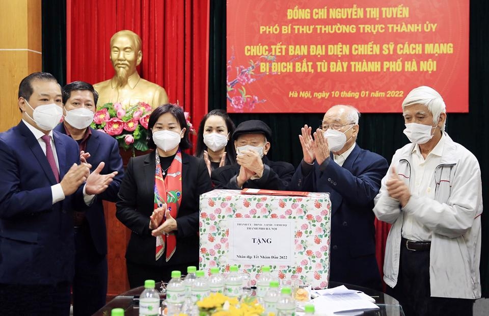 Phó Bí thư Thường trực Thành ủy Nguyễn Thị Tuyến tặng quà đại diện Ban liên lạc Chiến sĩ cách mạng bị địch bắt tù đày TP Hà Nội.