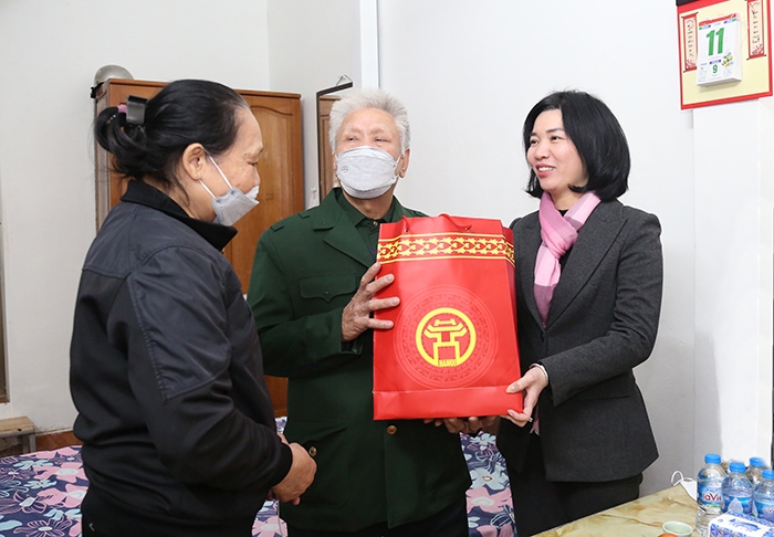 Phó Chủ tịch Thường trực HĐND TP Phùng Thị Hồng Hà thăm, chúc tết gia đình thương binh Bùi Văn Sơn