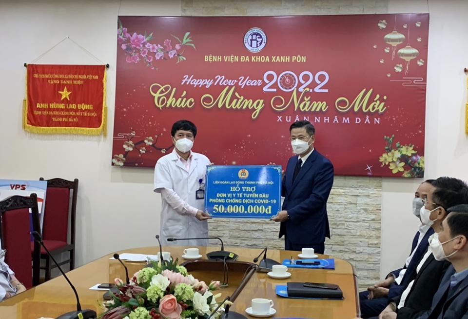 Chủ tịch LĐLĐ TP Hà Nội Nguyễn Phi Thường trao quà hỗ trợ cho các y bác sĩ tại Bệnh viện Đa khoa Xanh Pôn nhân dịp Tết Nguyên đán Nhâm Dần năm 2022.