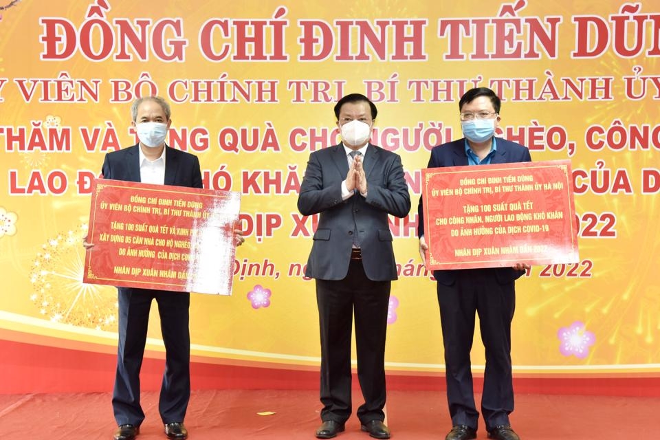 Bí thư Thành ủy Hà Nội chúc Tết gia đình chính sách, công nhân lao động
