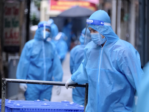 Nhân viên y tế làm nhiệm vụ phòng, chống dịch COVID-19 tại Hà Nội - Ảnh: NAM TRẦN