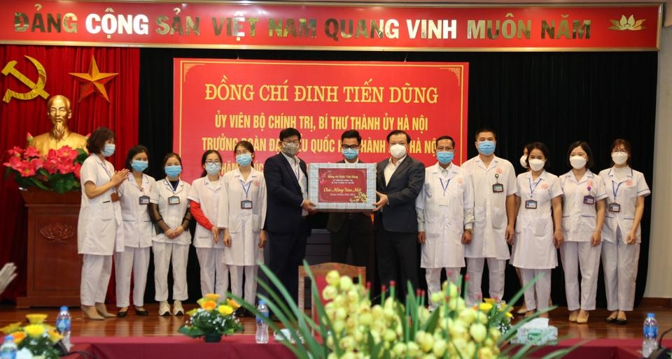 Bí thư Thành ủy Hà Nội chúc Tết nhân viên y tế, công nhân lao động
