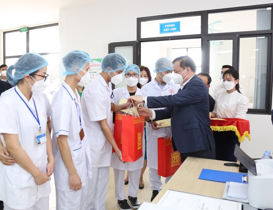 Bí thư Thành ủy Hà Nội chúc Tết nhân viên y tế, công nhân lao động