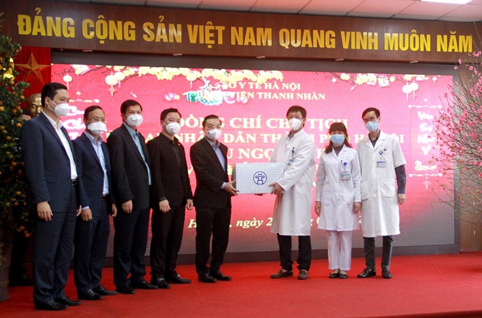 Chủ tịch UBND TP Hà Nội thăm, chúc Tết lực lượng tuyến đầu chống dịch