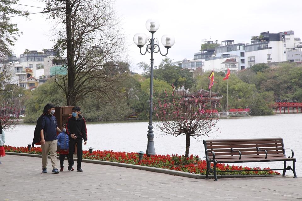 Người dân đi dạo ở Hồ Hoàn Kiếm chiều 29 Tết. Ảnh: PHạm Hùng