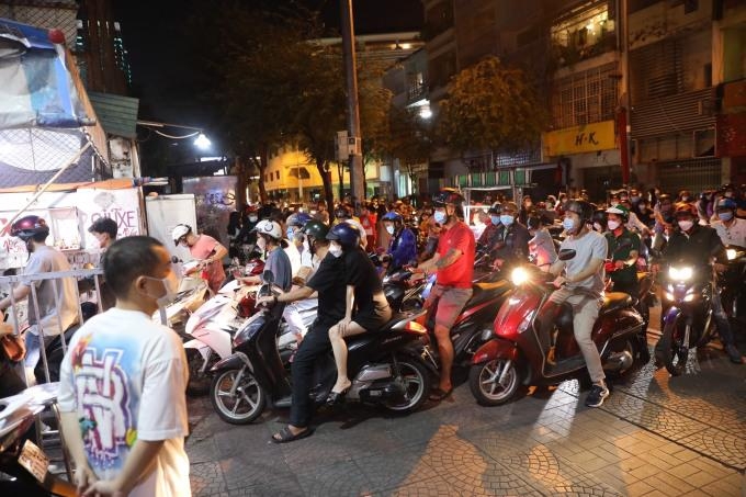 Người dân xếp hàng chờ gửi xe gần đường hoa Nguyễn Huệ. Ảnh: Quỳnh Trần/Vnexpress.net