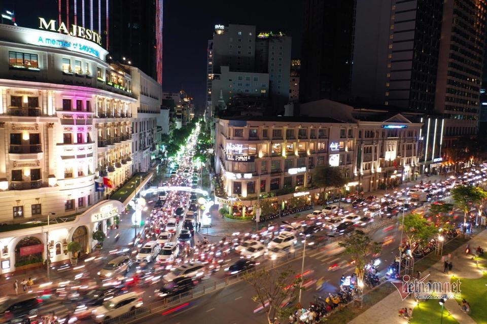 Người dân TP Hồ Chí Minh dồn về phố đi bộ Nguyễn Huệ khi gần đến thời khắc giao thừa. Ảnh: Vietnamnet