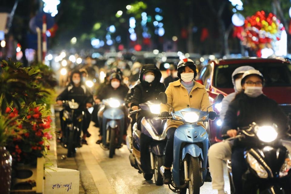 Đường phố tại Hà Nội đông đúc dần khi về tối. Ảnh: Duy Khánh