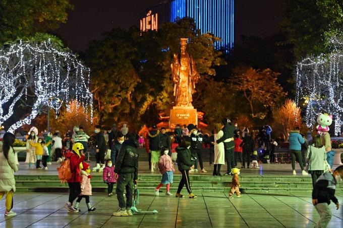 Nhiều em nhỏ được bố mẹ đưa đến vui chơi ở khu vực tượng đài Lý Thái Tổ. Ảnh: Giang Huy/VnExpress.net
