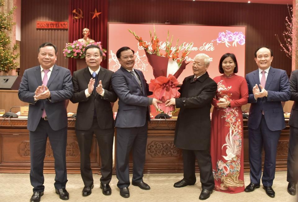 Tổng Bí thư Nguyễn Phú Trọng tặng hoa Đảng bộ và nhân dân Thủ đô.