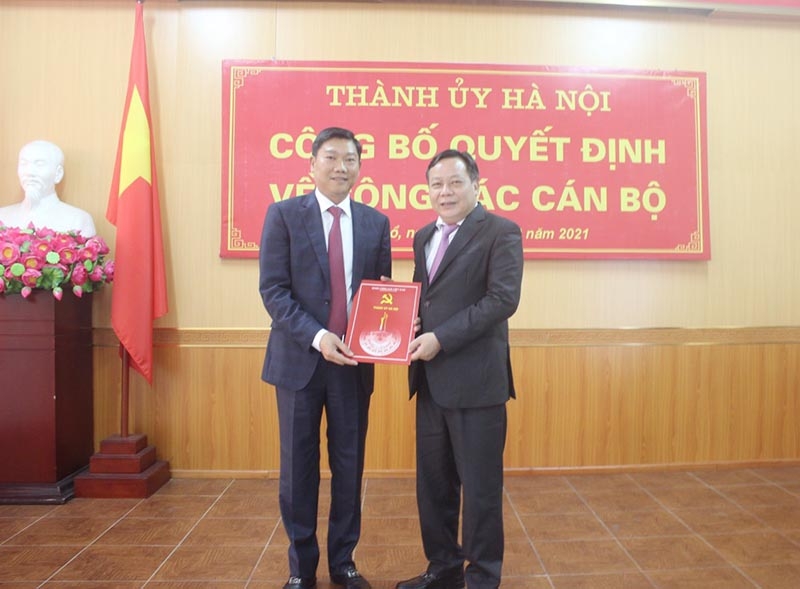  Phó Bí thư Thành ủy Nguyễn Văn Phong trao quyết định cho ông Đỗ Anh Tuấn.