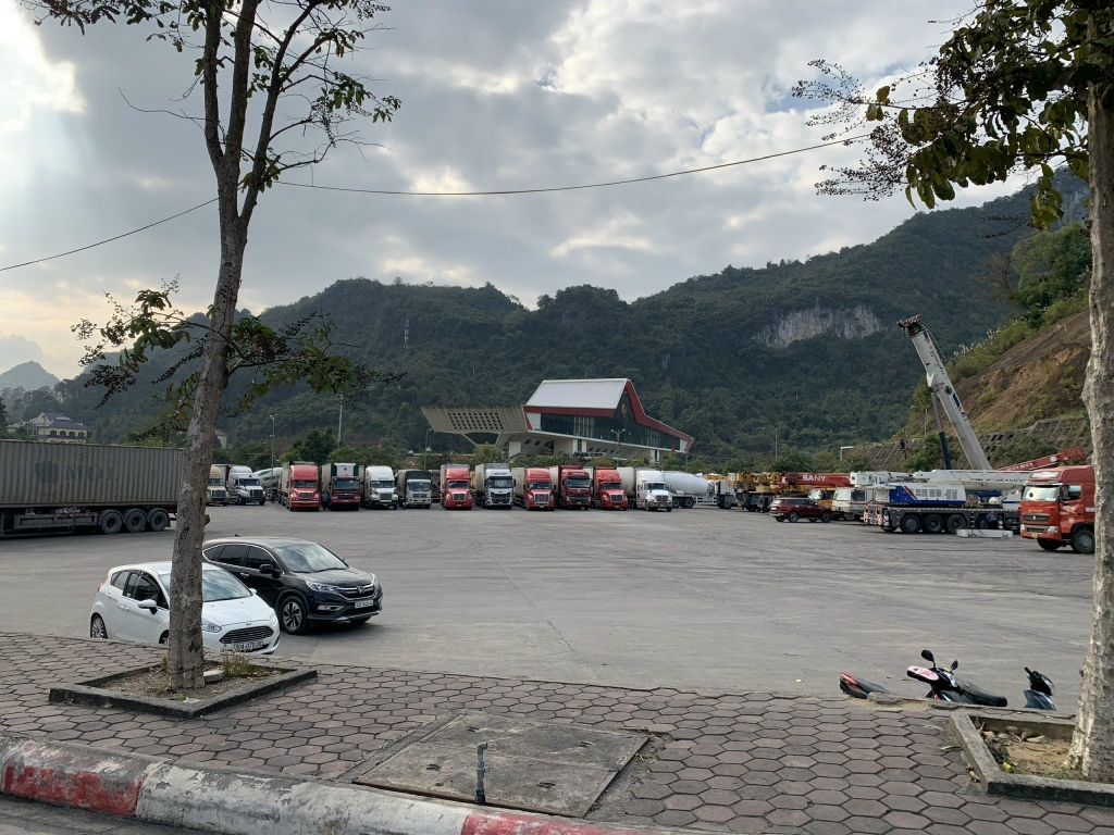 xe container chở hàng chờ thông quan làm thủ tục xuất khẩu tại Lạng Sơn