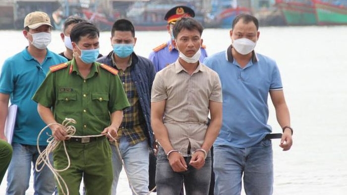 Dựng lại hiện trường vụ cha ném con gái xuống sông Trường Giang