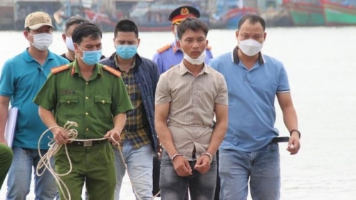 Dựng lại hiện trường vụ cha ném con gái xuống sông Trường Giang