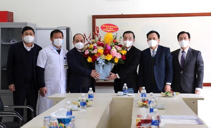 Chủ tịch UBND TP Hà Nội thăm, chúc mừng các y, bác sỹ