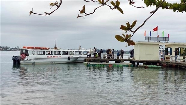 tìm kiếm người mất tích trong vụ chìm canô du lịch tại Cửa Đại đang được tiến hành khẩn trương. (Ảnh: TTXVN)