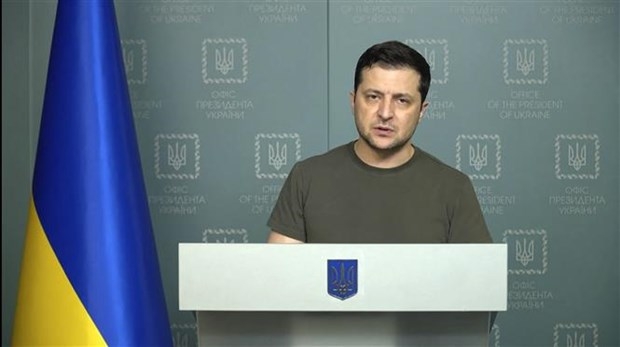 Tổng thống Ukraine Volodymyr Zelensky phát biểu tại cuộc họp báo ở thủ đô Kiev ngày 26/2. (Ảnh: AFP/TTXVN)