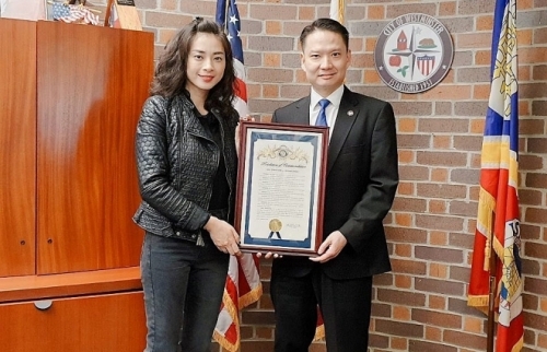 Ngô Thanh Vân nhận bằng khen của thị trưởng thành phố Westminster, Mỹ