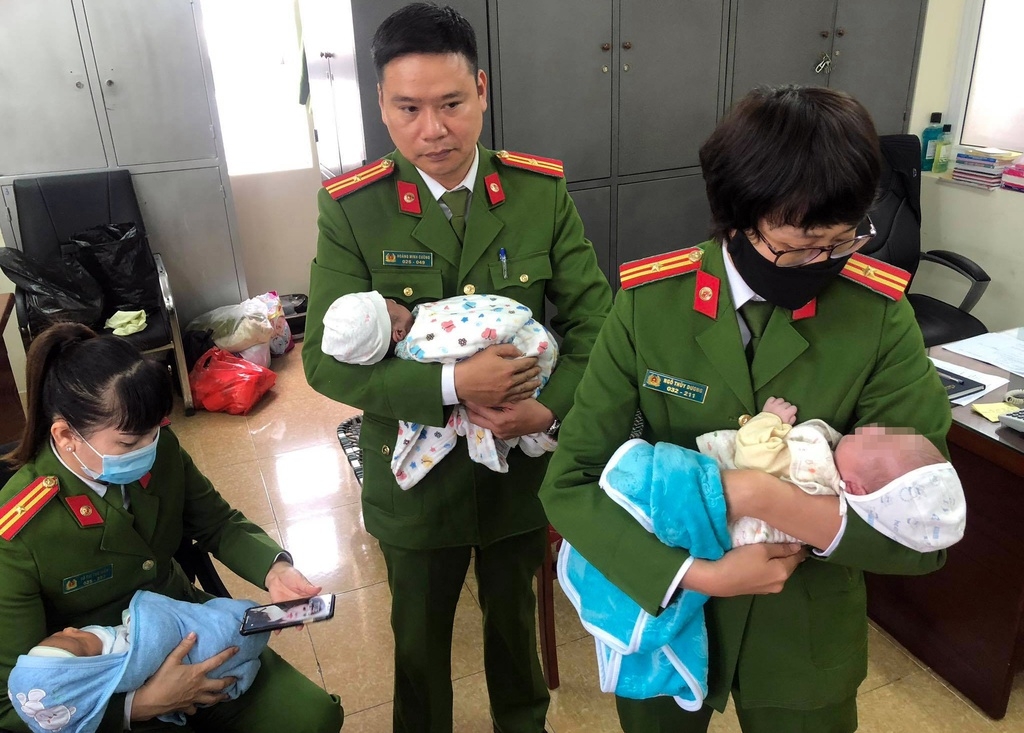 Cảnh sát giải cứu 4 trẻ sơ sinh trước khi bị bán ra nước ngoài. Ảnh: N.H.