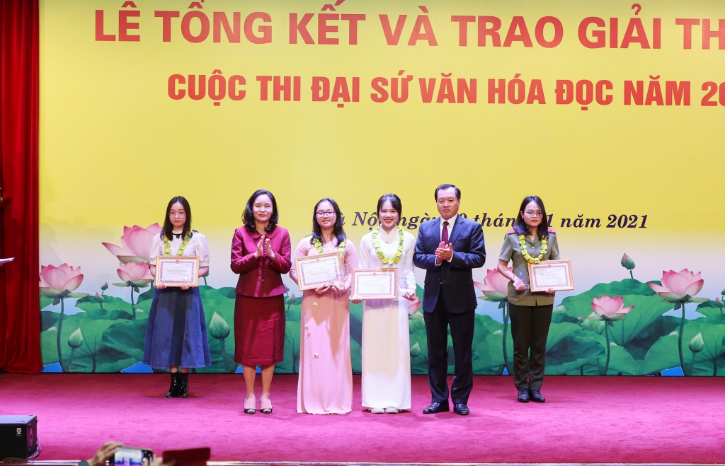 Thứ trưởng Bộ VHTTDL Trịnh Thị Thủy và Vụ trưởng Vụ Thư viện Phạm Quốc Hùng trao kỷ niệm chương và giấy chứng nhận Đại sứ Văn hóa đọc năm 2021 cho các thí sinh