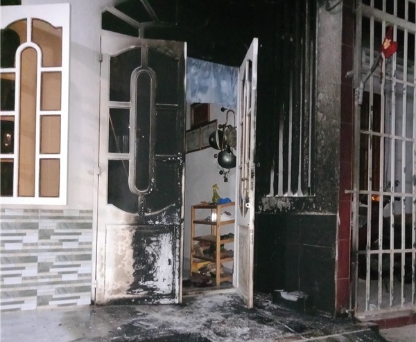 Hiện trường nhà anh V. bị đốt cháy đen phần cửa chính. Ảnh: VKS TP Vũng Tàu
