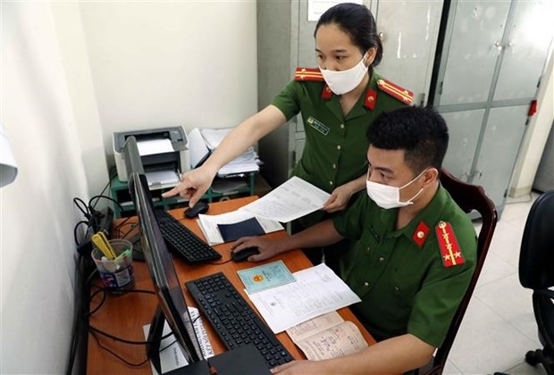 Cán bộ công an xã Kim Chung, huyện Đông Anh (Hà Nội) nhập dữ liệu dân cư vào Hệ thống Cơ sở dữ liệu quốc gia về dân cư. (Ảnh: Phạm Kiên/TTXVN)