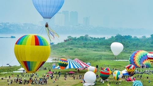 Hà Nội tạm dừng bay khinh khí cầu vì thời tiết xấu