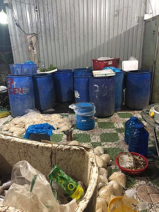 Bắt giữ gần 2 tấn thực phẩm ngâm chất tẩy trắng và hàn the bat giu gan 2 tan thuc pham ngam chat tay trang va han the