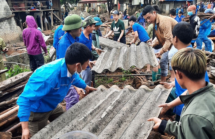  Tỉnh Lào Cai tiếp tục huy động lực lượng hỗ trợ người dân khắc phục hậu quả mưa lũ. Ảnh: Báo Lào Cai