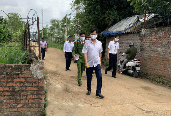 Lực lượng chức năng tuyên truyền để ngăn chặn việc “sốt” giá đất tại xã Đồng Trúc (huyện Thạch Thất). Ảnh: Thanh Ngà Lực lượng chức năng tuyên truyền để ngăn chặn việc “sốt” giá đất tại xã Đồng Trúc (huyện Thạch Thất). Ảnh: Thanh Ngà