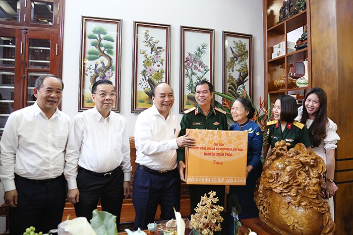 Chủ tịch nước Nguyễn Xuân Phúc thăm, tặng quà gia đình chính sách trên địa bàn Hà Nội