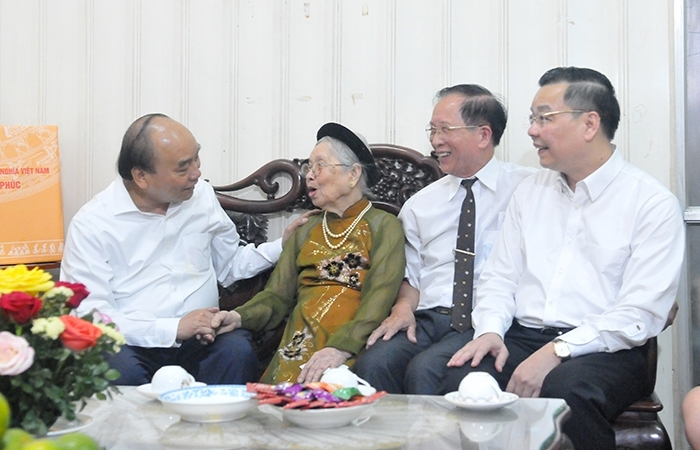 Chủ tịch nước Nguyễn Xuân Phúc thăm, tặng quà gia đình chính sách trên địa bàn Hà Nội