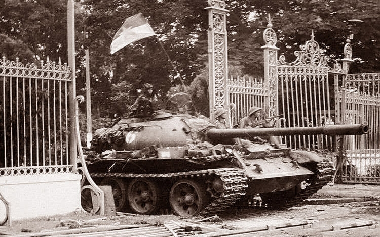 Ngày 30-4-1975, xe tăng của Quân giải phóng húc đổ cổng Dinh Độc Lập, tiến vào bắt sống Tổng thống Ngụy Dương Văn Minh và toàn bộ nội các chính quyền Sài Gòn, kết thúc Chiến dịch Hồ Chí Minh lịch sử. Ảnh tư liệu