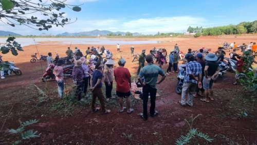 Rủ nhau đi tắm hồ, 4 nữ sinh đuối nước