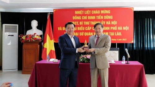 Bí thư Thành ủy Hà Nội thăm Đại sứ quán Việt Nam tại Lào