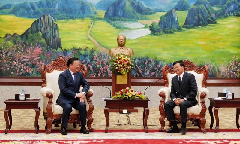 Tổng Bí thư - Chủ tịch nước Cộng hòa Dân chủ Nhân dân Lào Thongloun Sisoulith tiếp Ủy viên Bộ Chính trị, Bí thư Thành ủy Hà Nội Đinh Tiến Dũng.