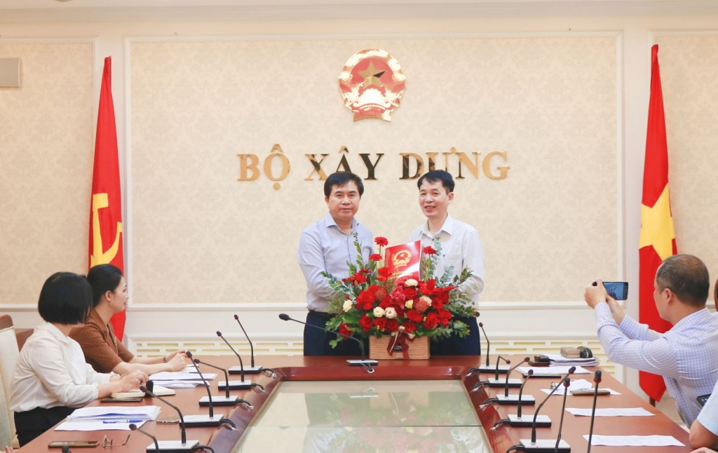 Thứ trưởng Lê Quang Hùng (bên trái) trao Quyết định của Bộ trưởng Bộ Xây dựng cho ông Phạm Văn Dùng