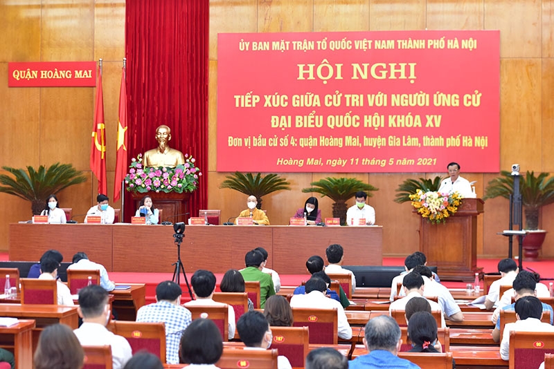 Bí thư Thành uỷ Hà Nội Đinh Tiến Dũng và ứng cử viên đại biểu Quốc hội khóa XV tiếp xúc cử tri quận Hoàng Mai, huyện Gia Lâm