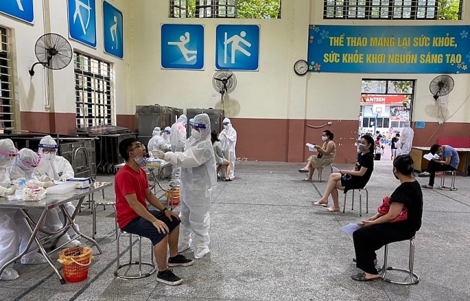 Trung tâm Y tế quận Đống Đa lấy mẫu xét nghiệm cho người về từ thành phố Đà Nẵng.