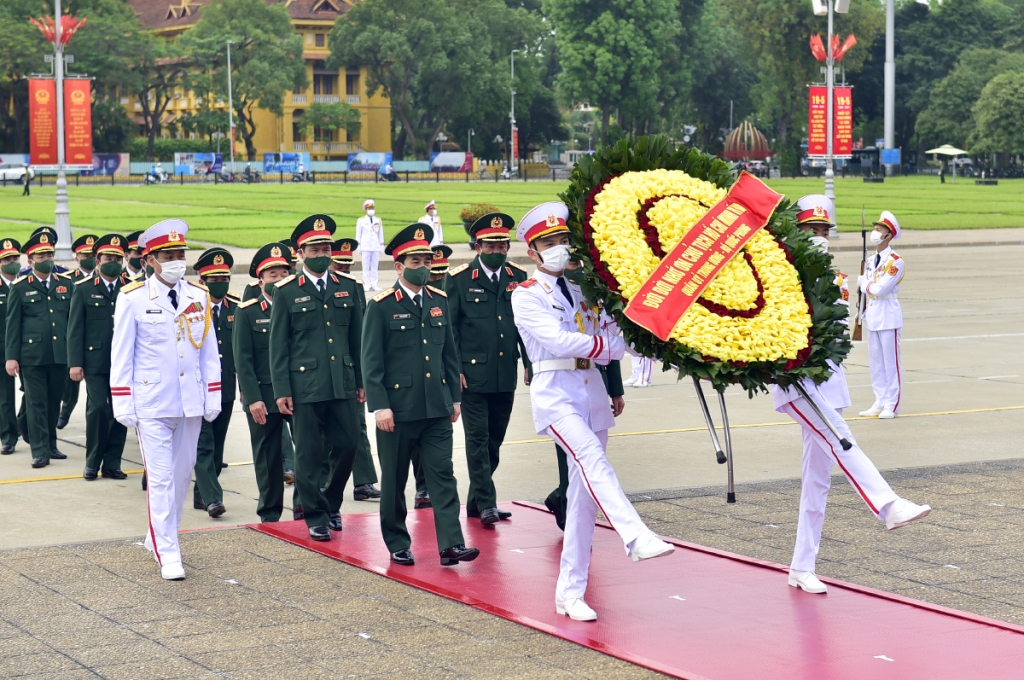 Đoàn đại biểu Quân ủy Trung ương và Bộ Quốc phòng vào Lăng viếng Chủ tịch Hồ Chí Minh. Ảnh: VGP/Nhật Bắc