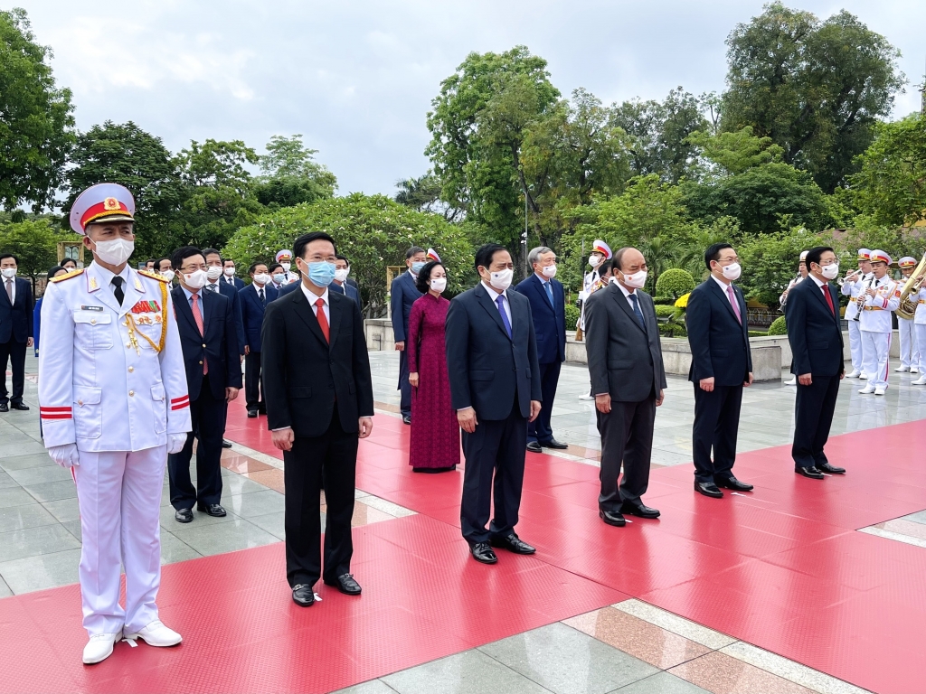 Đoàn đại biểu lãnh đạo Đảng, Nhà nước đặt vòng hoa, dâng hương, tưởng niệm các Anh hùng liệt sĩ tại Đài tưởng niệm các Anh hùng liệt sĩ trên đường Bắc Sơn. Ảnh: Nhật Bắc