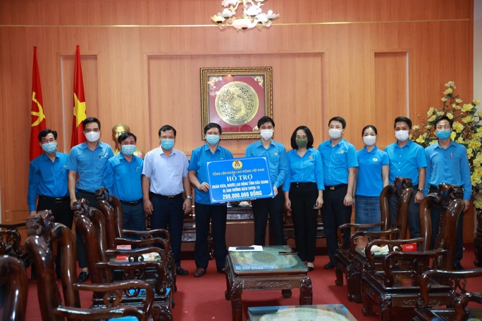 Lãnh đạo Tổng LĐLĐ Việt Nam ngày 18-5 đã trao hỗ trợ 200 triệu đồng tới đoàn viên, công nhân, viên chức, lao động tỉnh Bắc Giang