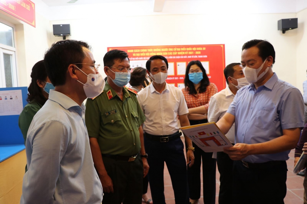 Lãnh đạo UBND TP Hà Nội kiểm tra công tác chuẩn bị bầu cử ở quận Cầu Giấy, Hà Nội.