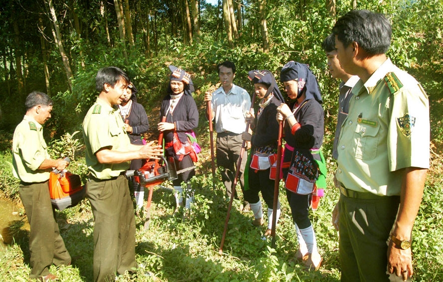 Lực lượng chức năng tuyên truyền cho người dân các biện pháp bảo vệ, phát triển rừng tại Vườn quốc gia Ba Vì. Ảnh: Bình Minh