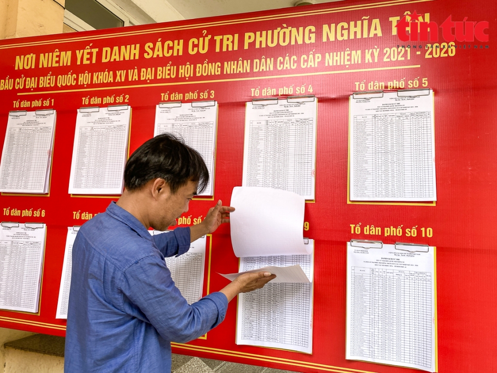 Cử tri đến theo dõi, kiểm tra thông tin tại UBND phường Nghĩa Tân, quận Cầu Giấy.