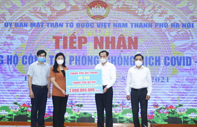 Chủ tịch Ủy ban Mặt trận Tổ quốc Việt Nam thành phố Hà Nội Nguyễn Lan Hương tiếp nhận ủng hộ phòng, chống dịch Covid-19 từ Đảng bộ, chính quyền, nhân dân thành phố Hải Phòng.