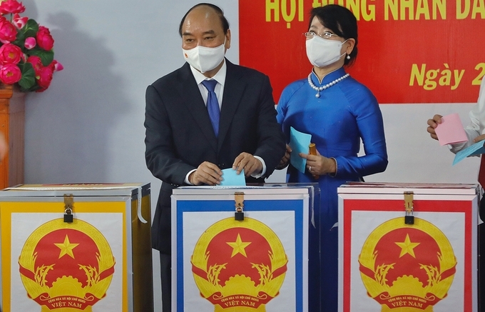Chủ tịch nước Nguyễn Xuân Phúc bỏ phiếu bầu cử tại huyện Củ Chi